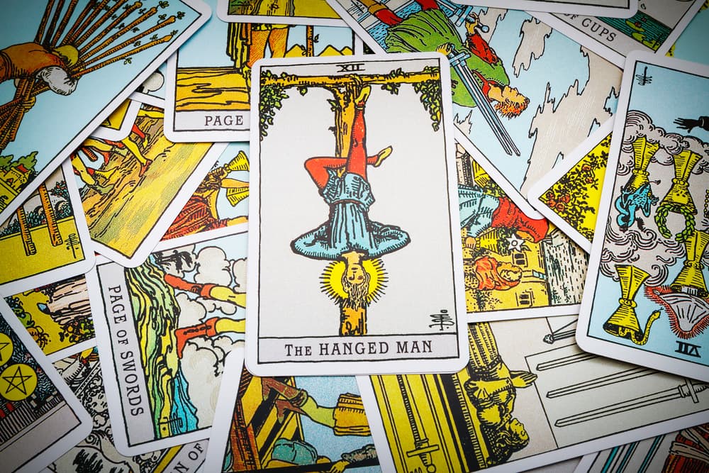 Finalmente, hay que notar que en el rostro no vemos señal de peligro o angustia, sino de contemplación, algo importante en la explicación de la carta. El joven, representado en el arcano 12, es en analogía con el duodécimo signo del Zodíaco, Piscis, y puede emular una conexión especial con ellos.