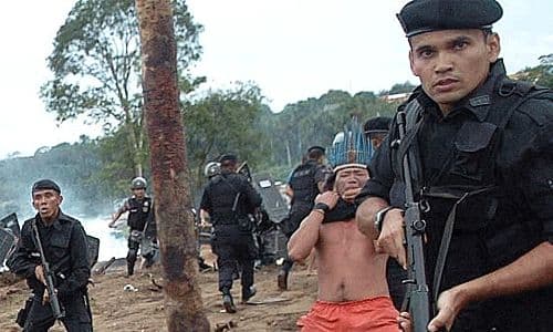 Durante una reciente visita a Paris, Francia, el jefe indígena Raoni Metuktire, de visita en París, donde fue recibido por el presidente de Francia, François Hollande, dijo que la construcción de Belo Monte "es una falta de respeto a nuestra tierra, a nuestro río Xingú".