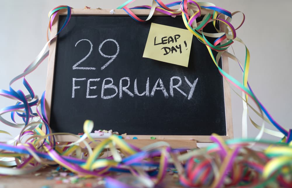 Y posteriormente otros intentos, famoso el del Papa Gregorio, con el calendario gregoriano y así hasta llegar al acuerdo universal de añadir el día 29 al mes de febrero cuyo año se considera bisiesto por una combinación de palabras dentro del latín y que indica el sexto día antes de las llamadas calendas. 
<br>