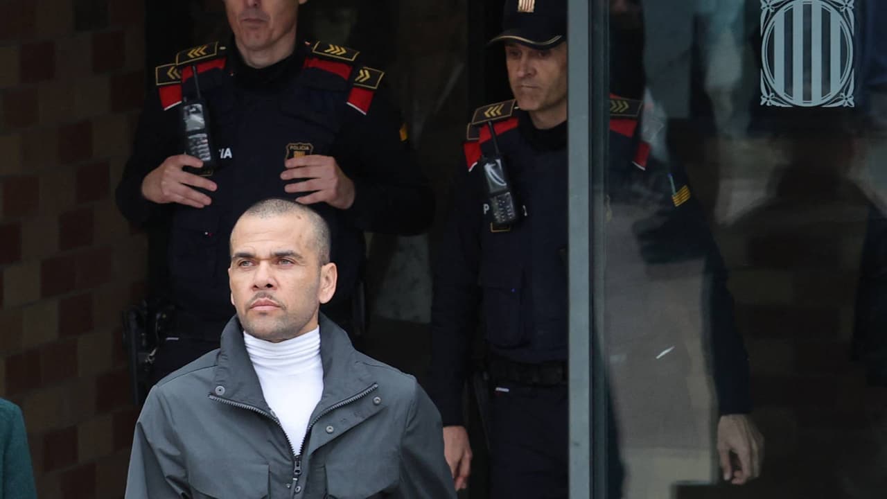 Dani Alves realiza su primera comparecencia tras salir en libertad