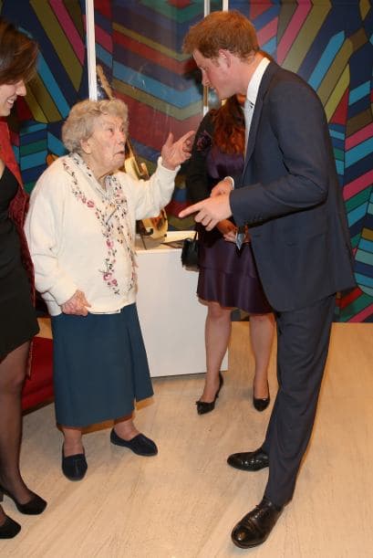 También pudo reunirse con la comunidad británica en Brasil, en donde conoció a la mujer inglesa más anciana del grupo.