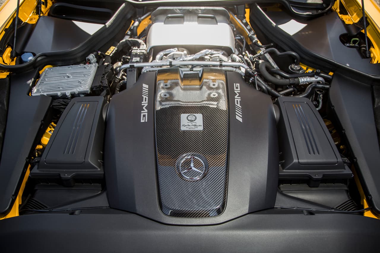 El motor V8 bi-turbo, corazón de la familia Mercedes-AMG GT llega al 2017 con 
<b>mejoras considerables</b>. La versión bajo el capó de los modelos GT gana 13 caballos de fuerza para un total de 469 mientras que gana 22 lbs-pie de torque para un total de 465. Mientras que la versión utilizada por el GT S sube de 503 a 515 caballos de fuerza y de 479 and 494 lbs.-pie de torque. Bajó el capó del GT C Roadster, y del próximo GT C Coupé el desarrollo permanece en 550 caballos de fuerza y 502 lbs. –pie de torque. En el tope de la pirámide permanece la versión de 577 caballos de fuerza y 516 lbs.-pie de torque del GT R.