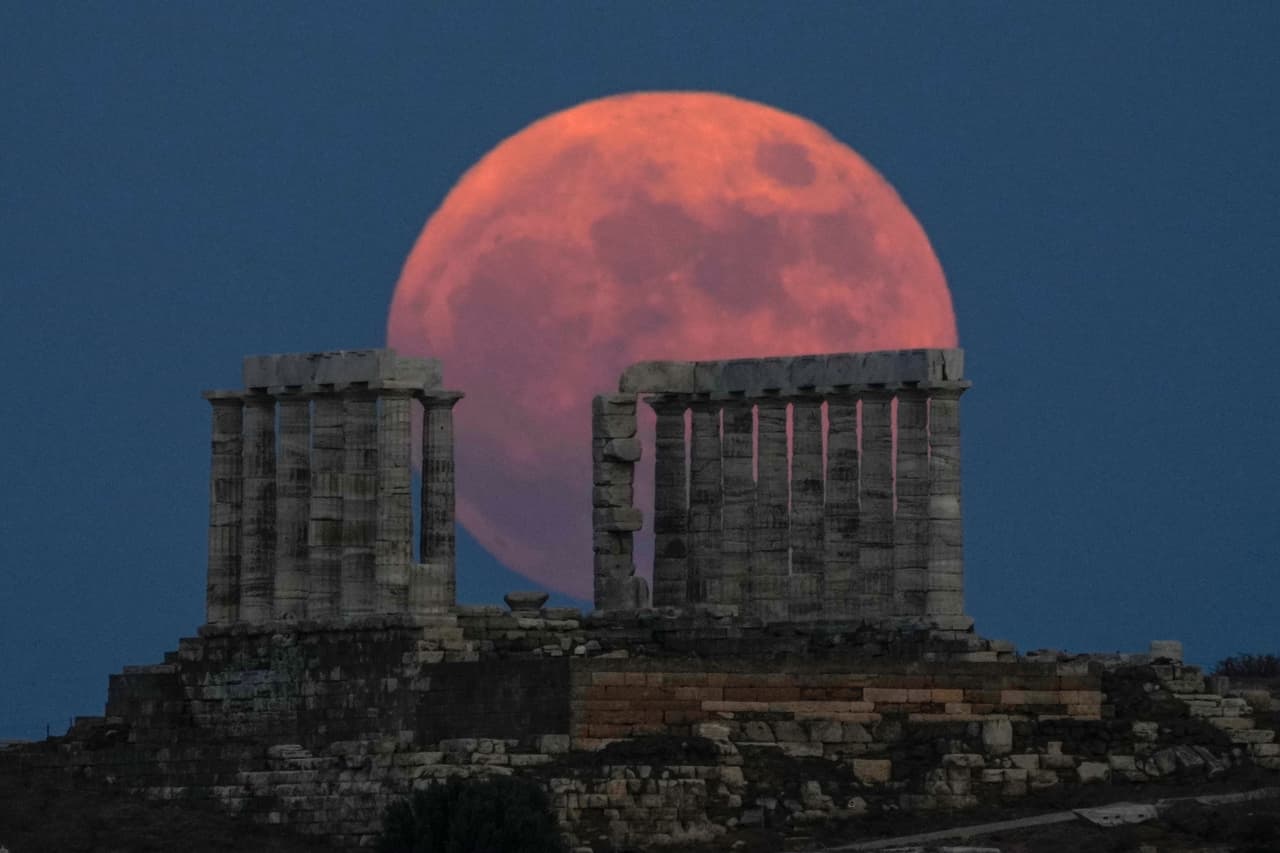 El fenómeno será visible por tres días, hasta el próximo 26 de junio, 
<a href="https://solarsystem.nasa.gov/news/1899/the-next-full-moon-is-the-strawberry-moon-and-a-marginal-supermoon/">de acuerdo con datos de la Agencia Espacial de EEUU (NASA)</a>. En la imagen, se ve la 'Luna de fresa' delante del templo de Poseidón, en el sur de Atenas.