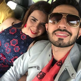 Parte de esa calma se debe a que hay una mujer que mantiene con los pies en la tierra a Joss Favela, el joven juez que junto a Olga Tañón y Natti Natasha, busca a la próxima estrella femenina de la música.