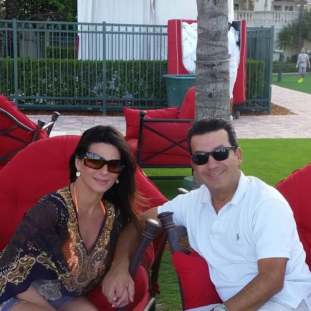 Su esposo la ha consentido como a una reina.