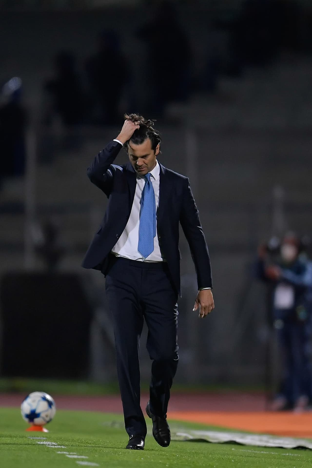 Salari no encontraba soluciones ni en la banca, pues hizo su primer cambio al 83'.