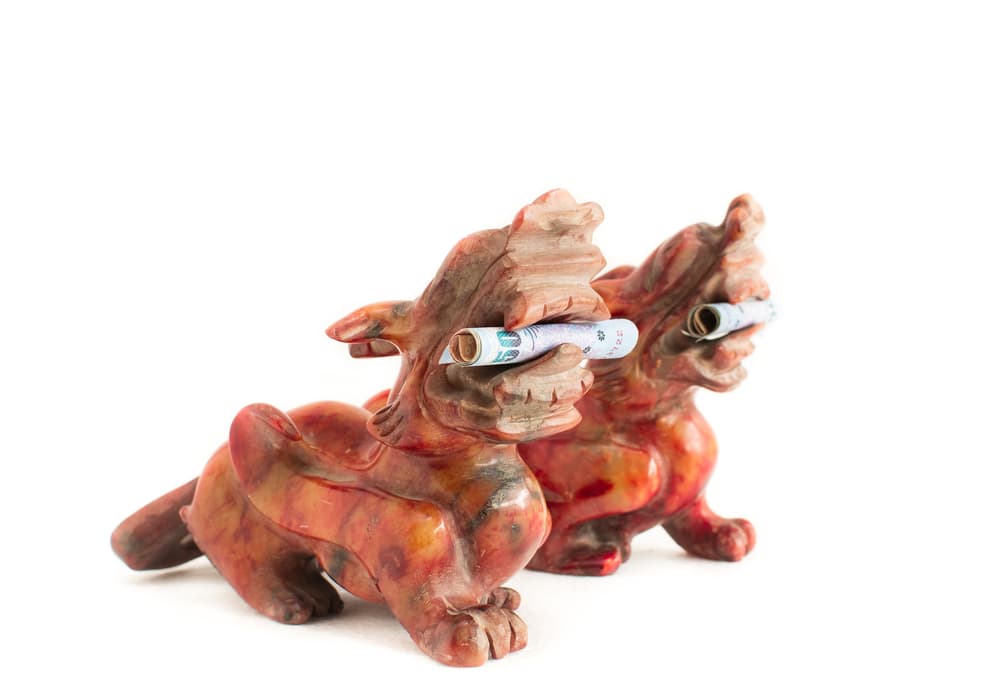 El dragón también es importante dentro del Feng Shui, pues ahí también representa abundancia, prosperidad, poder, seguridad, protección, buena salud, buena suerte, divinidad, sabiduría, éxito y divinidad, por lo que es recomendable para la decoración.