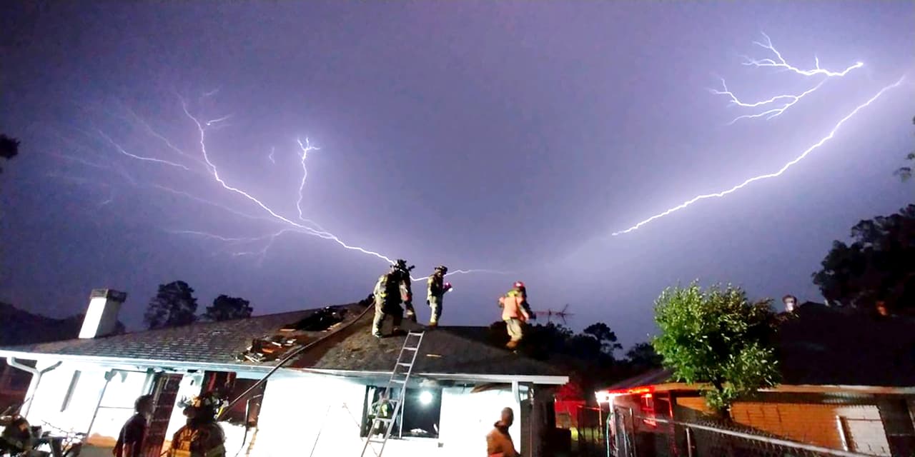 El jueves por la noche
<b>fuertes lluvias y descargas eléctricas cayeron sobre Texas.</b> El resultado: inundaciones en muchas comunidades y autopistas. En la imagen, los Bomberos de Houston apagan un incendio en una vivienda mientras los rayos caen en la zona.
