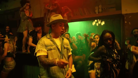 En YouTube, el video de 'Despacito' ha sido visto más de un billón de veces (un millón de millones) desde su lanzamiento. Esa cifra está aún muy lejos del resultado acumulado del video musical más exitoso de la historia de ese canal de internet, 'Gangnam Style', que supera los 2.8 billones de reproducciones.