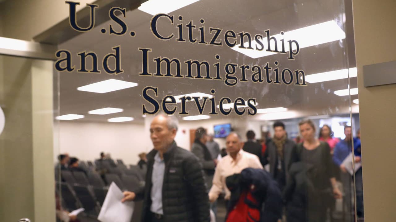 Trámites migratorios, en pausa para 19 países: abogado explica las implicaciones