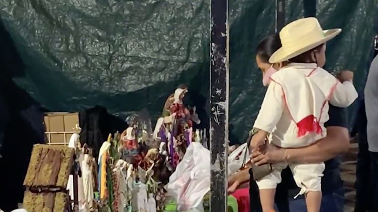 Se permitieron vendedores afuera de la iglesia