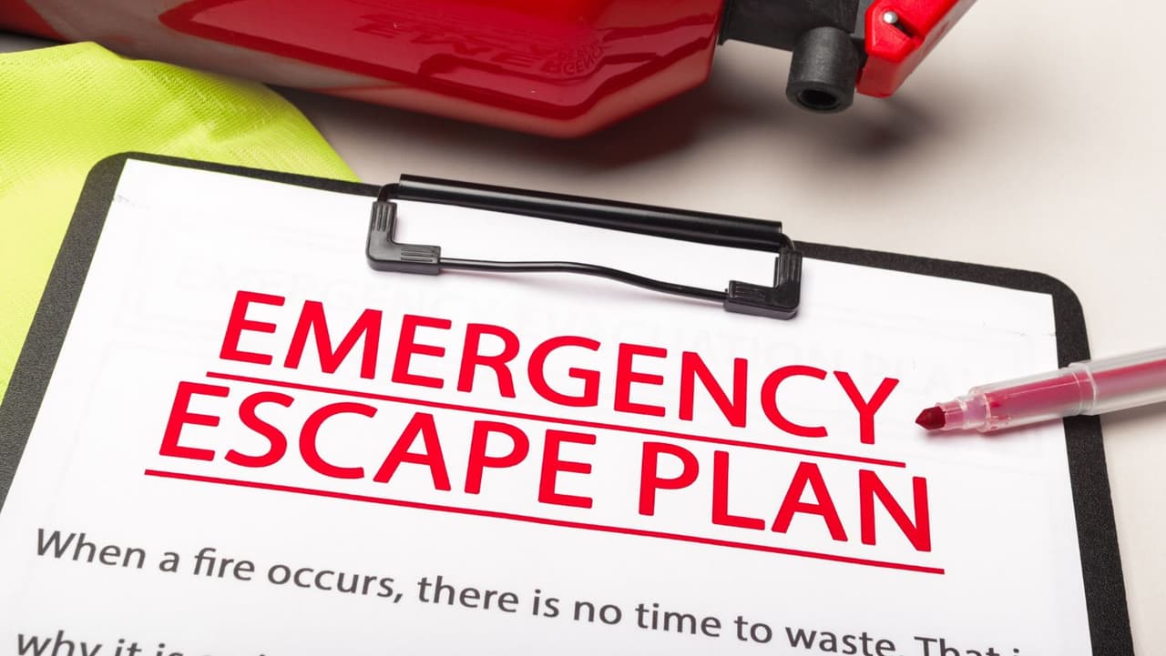 <b>Documentos personales </b>más importantes y copias. Agenda con los contactos familiares y de emergencia. Dinero en efectivo extra. 
<b>Mapa de la zona </b>y rutas de evacuación. Silbato o alguna señal de ayuda.