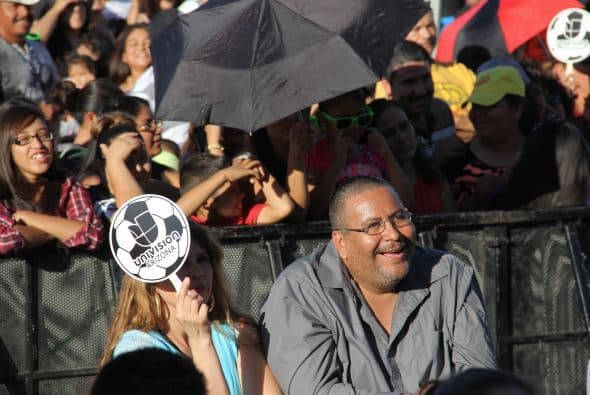 “ Los Canarios de Michoacán” pusieron a bailar a cientos de Arizoneneses en los Latin Grammy Street Parties en Phoenix, quienes no pudieron resistirse al carismático grupo de música regional mexicana, su sonido único del arpa y a sus conocidos sencillos. 