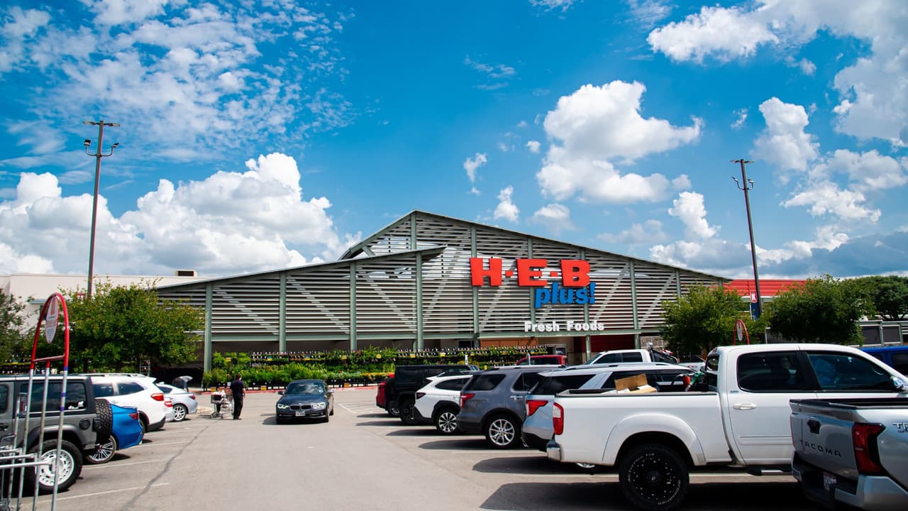 <h3 class="cms-H3-H3">Beneficios que menciona la empresa </h3>La compañía se enumeran beneficios para muchos roles por hora:
<br>👉🏻 Incluyen descuento de 10% en productos H-E-B, revisiones salariales anuales, plan de acciones para empleados, plan 401(k) con aporte de la empresa de 4%, tiempo libre pagado y cobertura de salud, visión y dental.