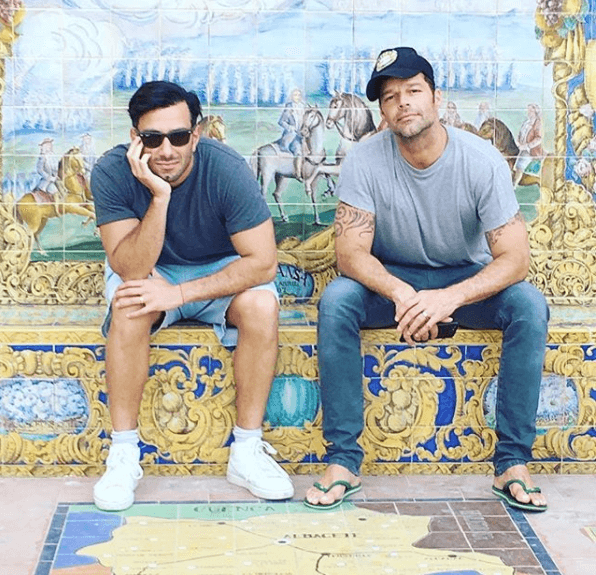 Aunque Ricky Martin se comprometió a finales de 2016 y planeaba casarse en 2017, su apretada agenda provocó que aplazara su boda con el pintor Jwan Yosef para 2018. De hecho, el cantante confirmó que ya está casado con su prometido, el artista plástico sirio Jwan Yosef
<b>,</b> una unión que ambos celebrarán por todo lo alto en los próximos meses, según adelantó el artista a la cadena E!