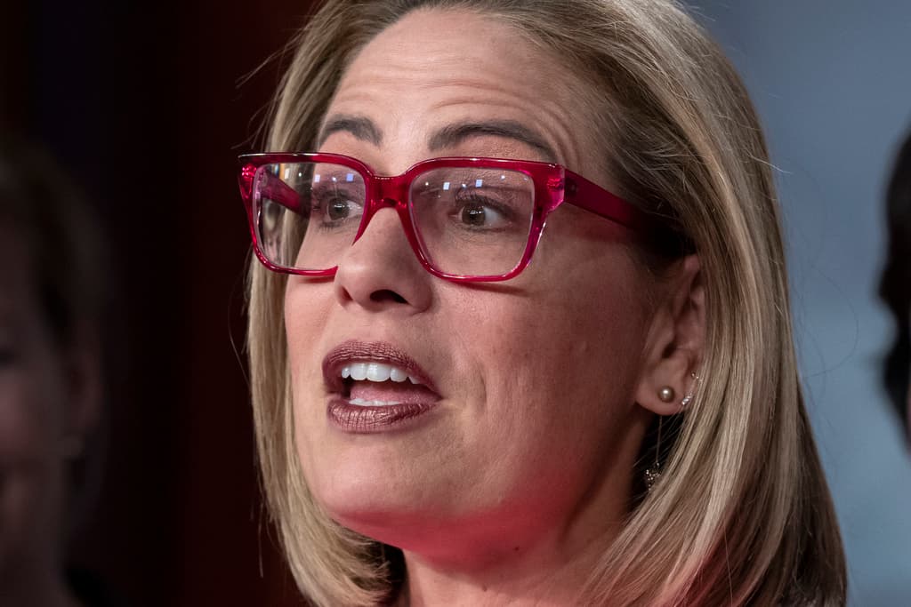 La senadora independiente  por Arizona Kyrsten Sinema anuncia que no buscará la reelección 