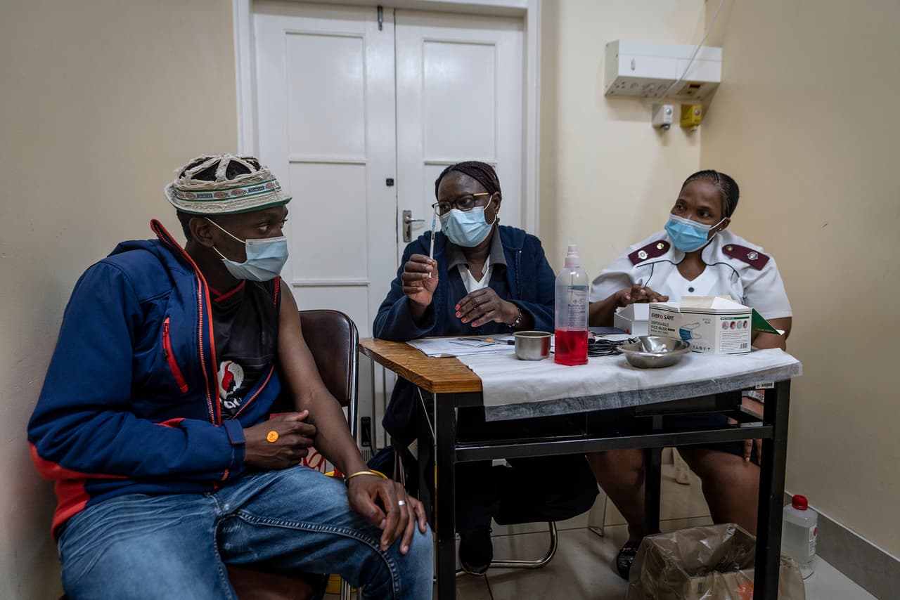 Datos preliminares sugieren que ómicron es más contagiosa, pero menos mortal: esto es lo que se sabe