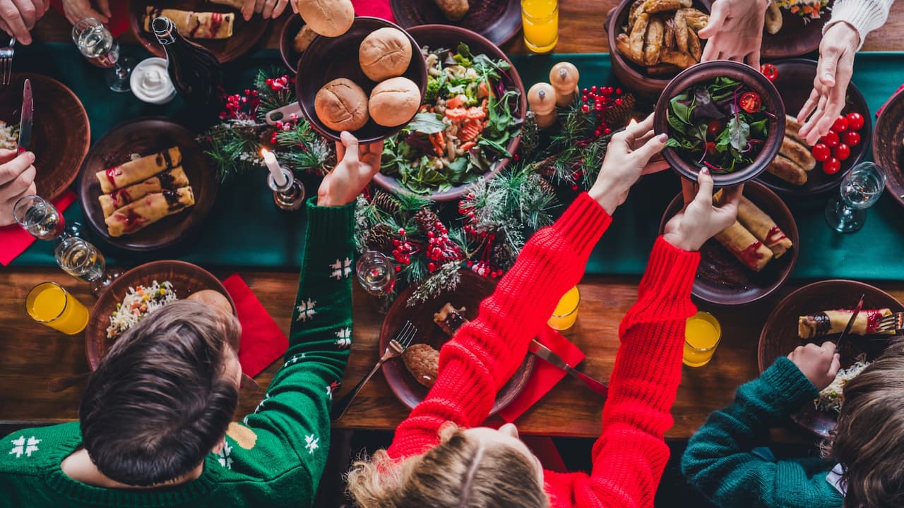 <b>7. Planea cenas colaborativas:</b> Para reuniones familiares, organiza cenas donde cada persona lleve un platillo. Según expertos financieros, esto reduce costos y evita cargas económicas desproporcionadas.