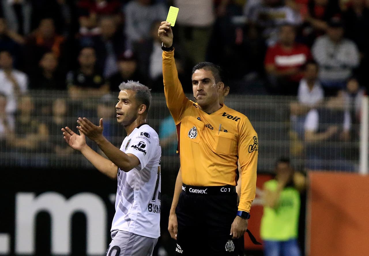 El árbitro tuvo que poner calma y recurrió a las tarjetas para contrarrestar el 'ímpetu' de los Bravos.