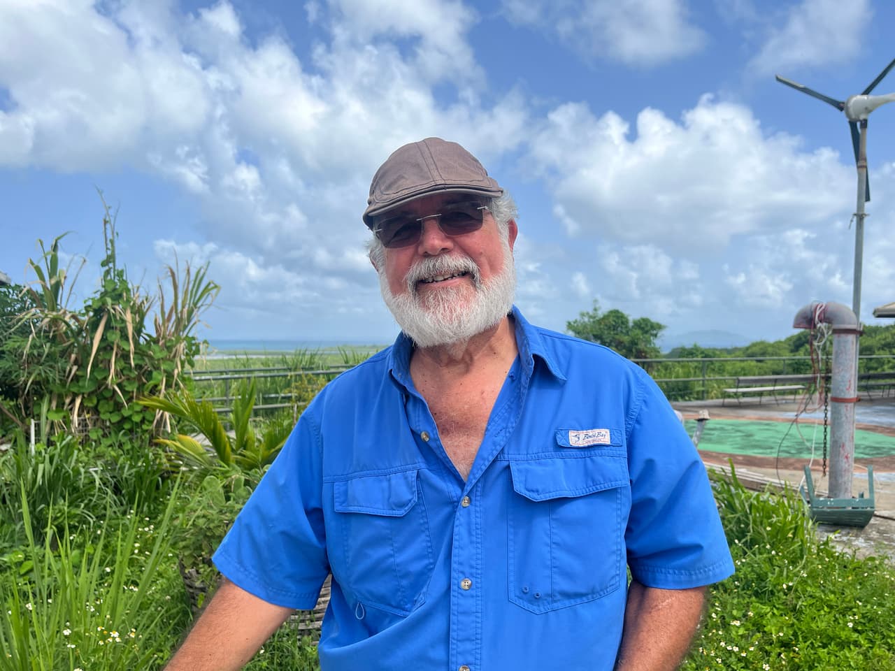 Manuel Martínez junto con otras personas de la comunidad han desarrollado en una zona alta de la antigua base el Centro Ecoturístico del Este.