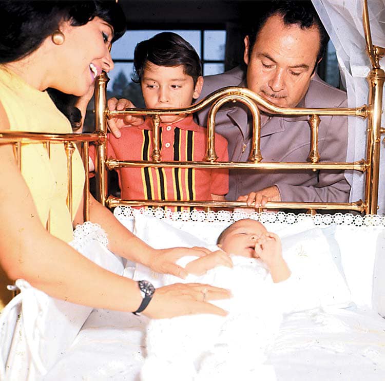 Era el año de 1978 cuando le tomaron esta foto a Antonio Aguilar con su esposa Flor Silvestre y sus hijos Antonio y Pepe, quien apenas tenía algunos meses de edad.