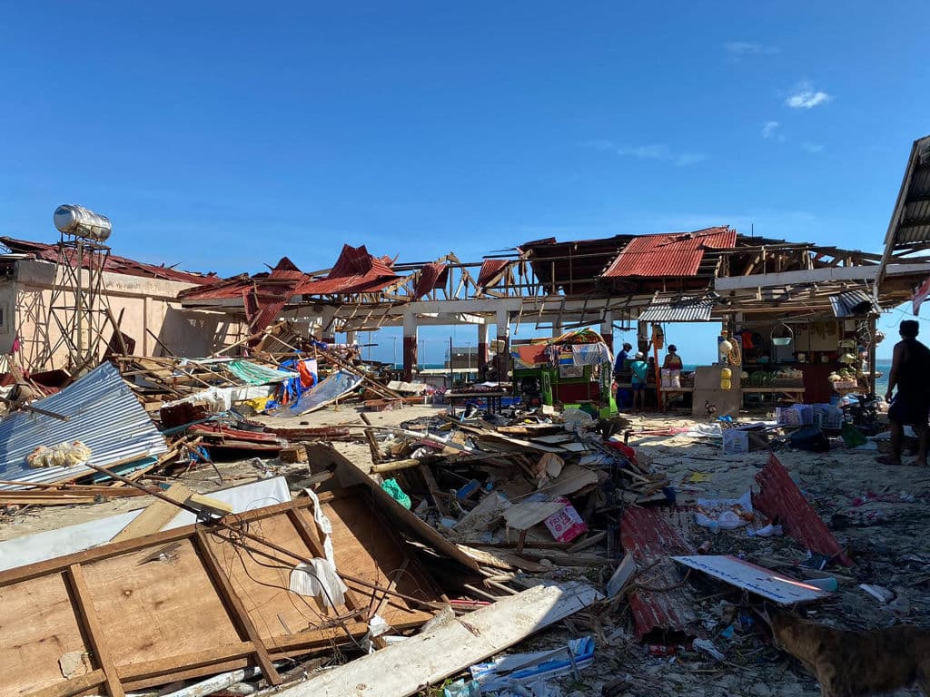 El edificio de un mercado completamente destruido por el tifón Rai en la isla Siargao, Filipinas.