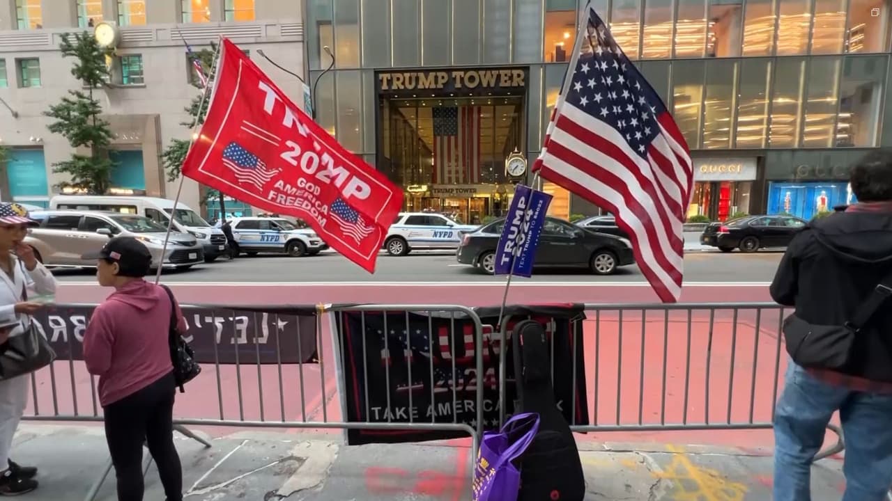 Un pequeño grupo de simpatizantes acudió a la Trump Tower en Manhattan para expresar su apoyo al expresidente.