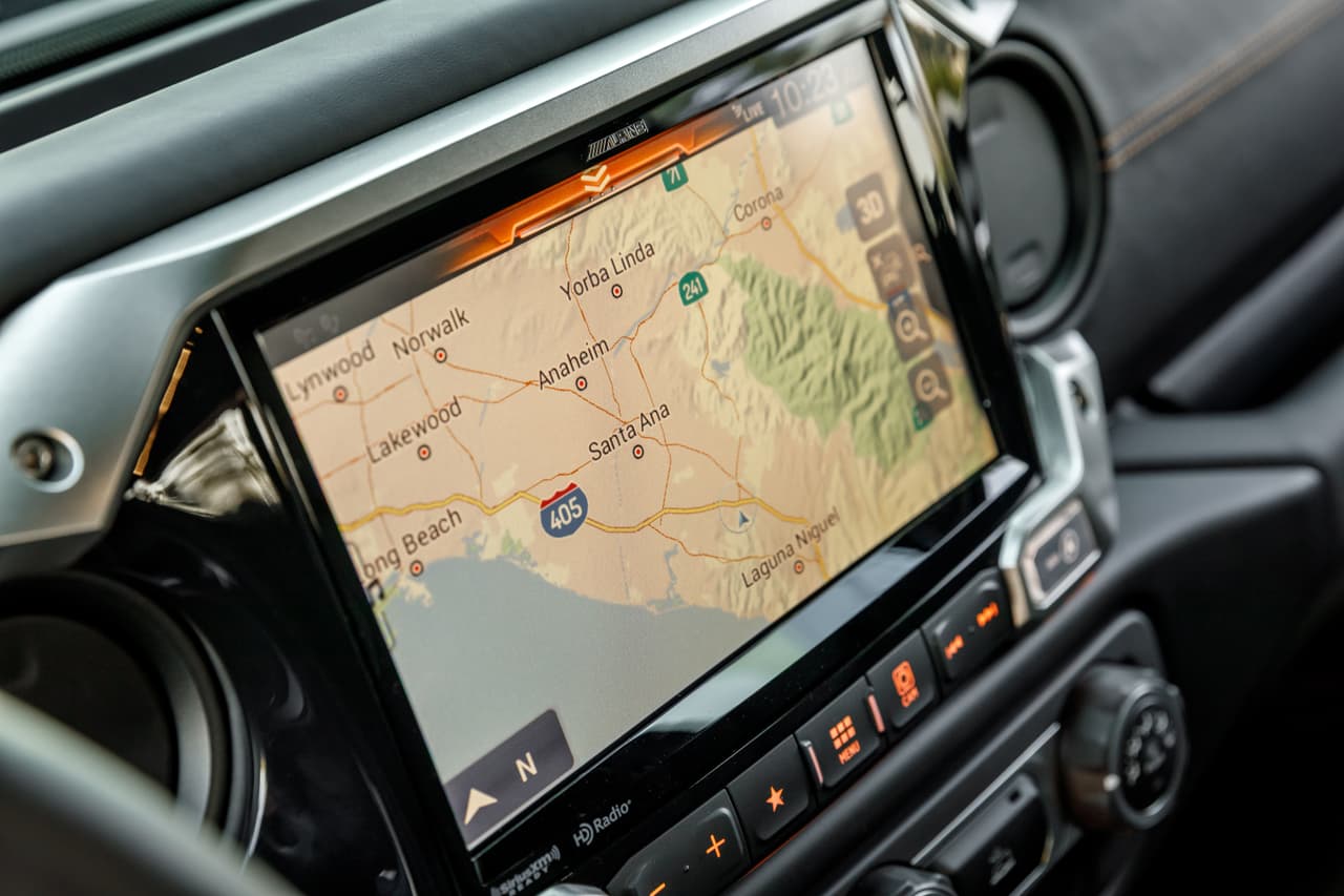 El sistema de infoentretenimiento emplea una pantalla central de 9” tiene capacidad para Apple CarPlay y una suite de aplicaciones optimizadas para conducción todoterreno.