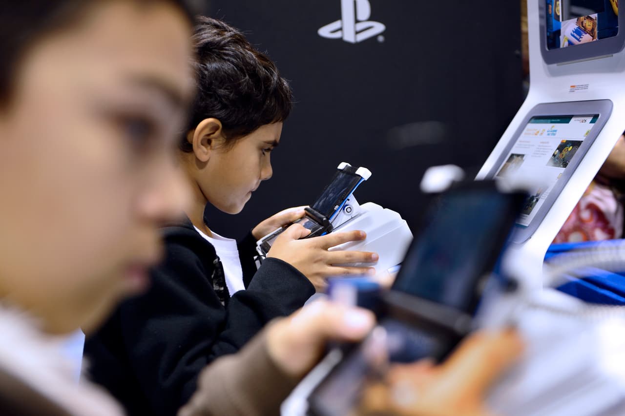 Adolescentes pasan nueve horas diarias consumiendo medios 