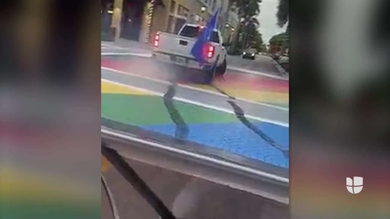 Hombre portando una bandera de Trump en una camioneta daña mural LGBTQ en una calle de Florida
