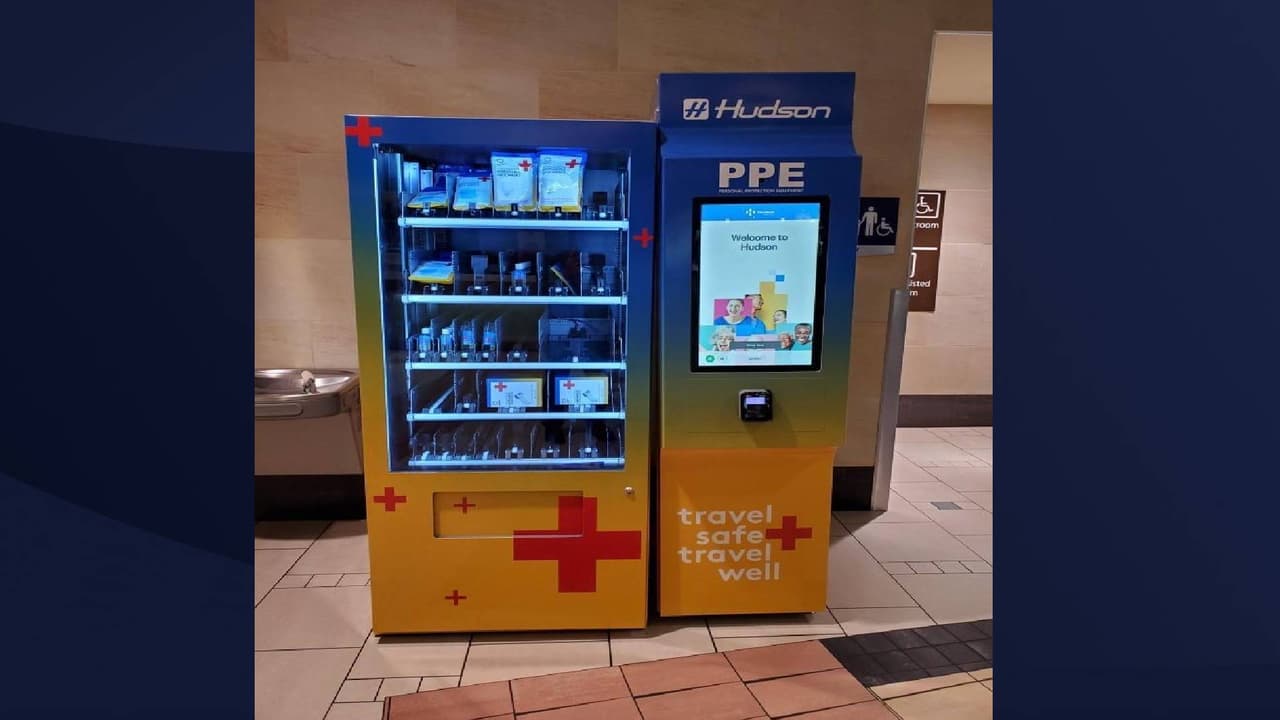 Aeropuerto de Phoenix instala dispensadores de cubrebocas y termómetros