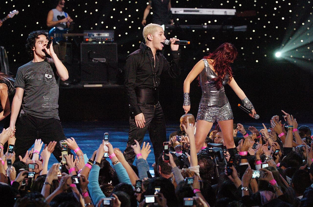 Para darnos una idea de sus altas ventas, sólo recordemos que RBD logró reunir múltiples discos de platino, oro y diamante.