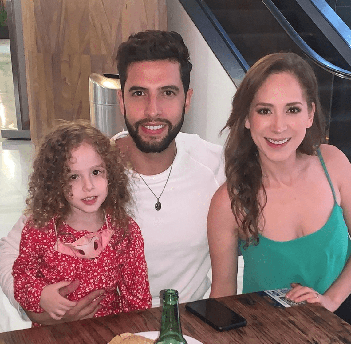 Ahora 
<a href="https://www.univision.com/famosos/que-fue-de-naydelin-navarrete-renata-en-amigos-por-siempre-fotos">Naydelin</a> tiene 33 años, está casada y tiene una hija, Isabella. En noviembre de 2019 se casó con David Anguiano.