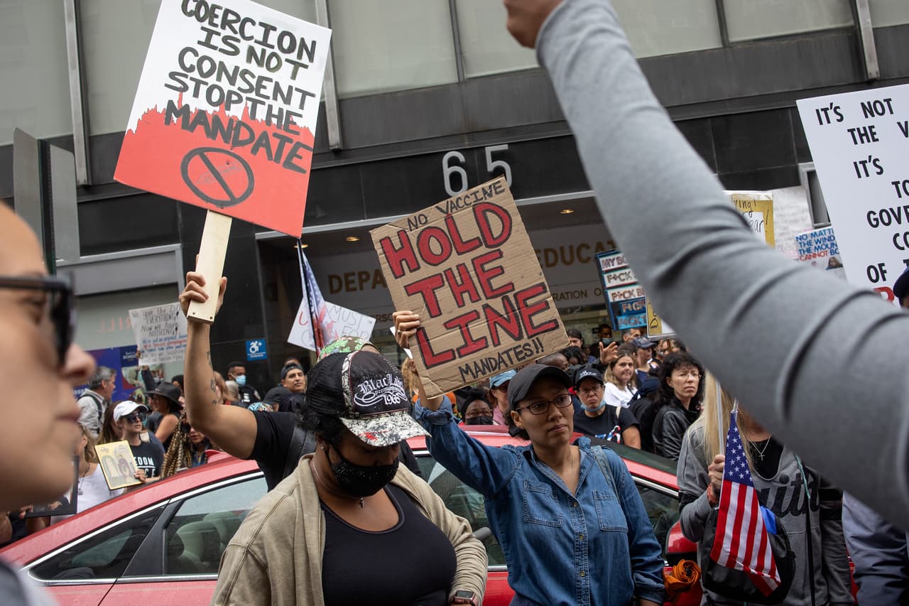 Maestros de NYC vuelven a los tribunales para luchar por las exenciones religiosas del mandato de vacunación