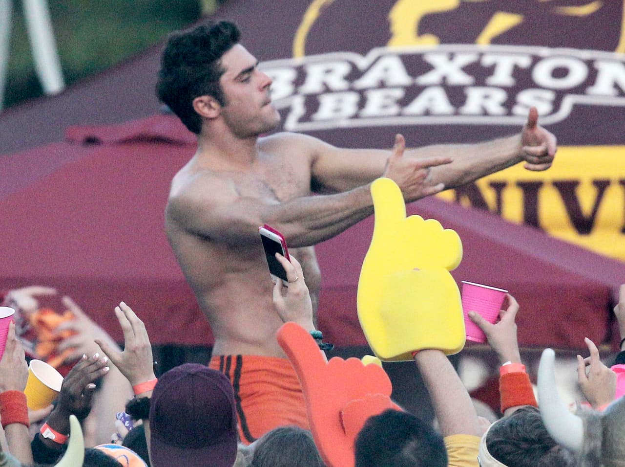 Zac sí que se divierte en su trabajo.