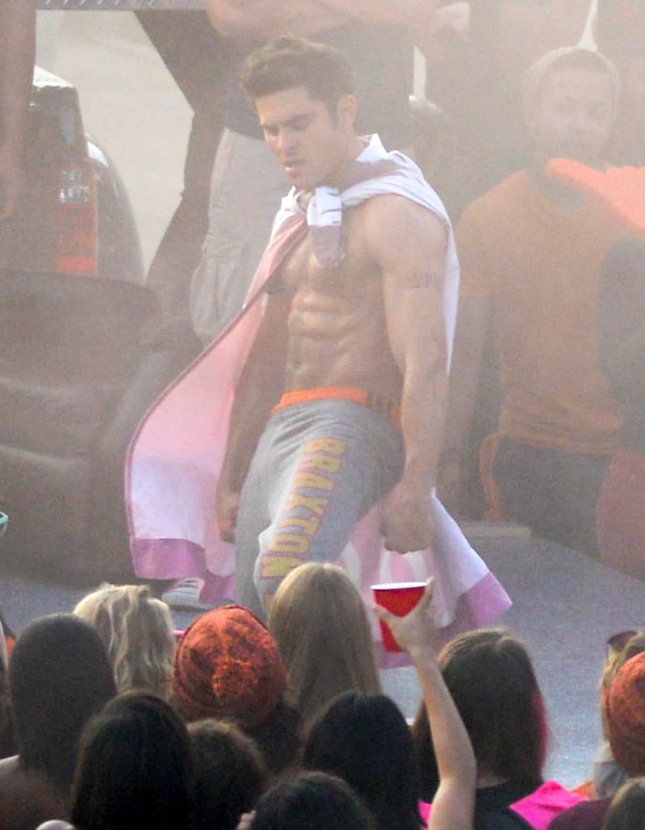 ¡Papacito! Zac Efron se puso cachondo y comenzó a bailar con sensualidad.