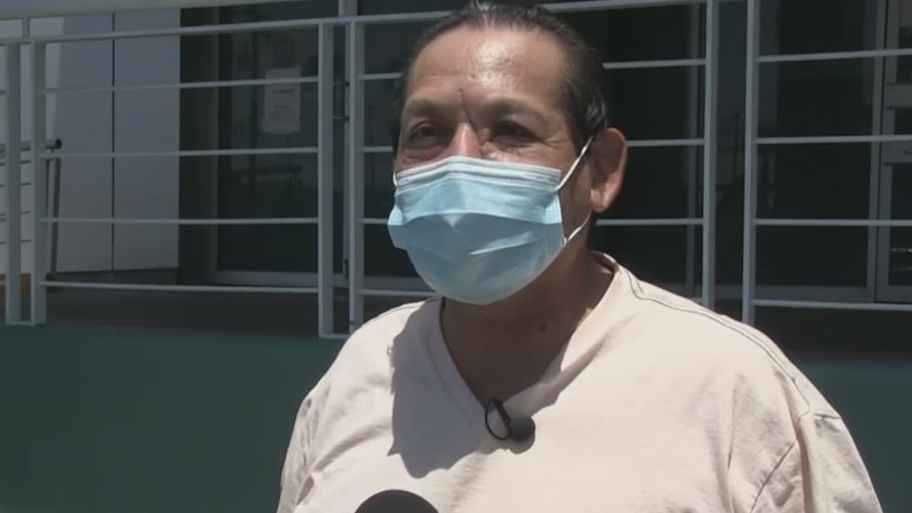 <b>Este hombre terminó con una hoja de sierra de metal en la mitad de la cara</b>
<br>
<br>Gilberto Tamayo estaba trabajando con una sierra industrial cuando una hoja de esta se desprendió y le quedó incrustada en la mitad del rostro. Así fue su recuperación que muchos la catalogan como un milagro.