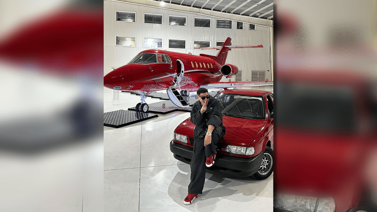 Su más reciente adquisición fue un jet color rojo con detalles en blanco y negro, aunque no se conoce todavía el valor del mismo.