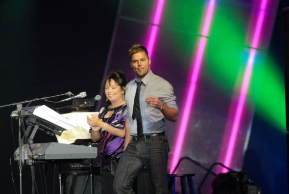 Como si fuera a dar un beso, sobre el escenario se lució como un rey.