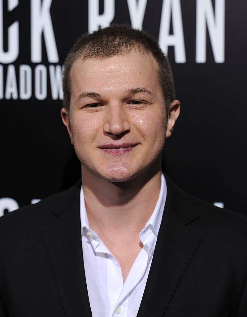 Resulta que él nació en Ucrania, cuando aún pertenecía a la Unión Soviética en 1986, pero a los 10 años se mudó a Londres donde estudió en el Drama Center de Londres. Antes de Netflix, apareció en cintas junto a Johnny Depp como ‘El turista’ (2010) o ‘Mortdecai’ (2015).