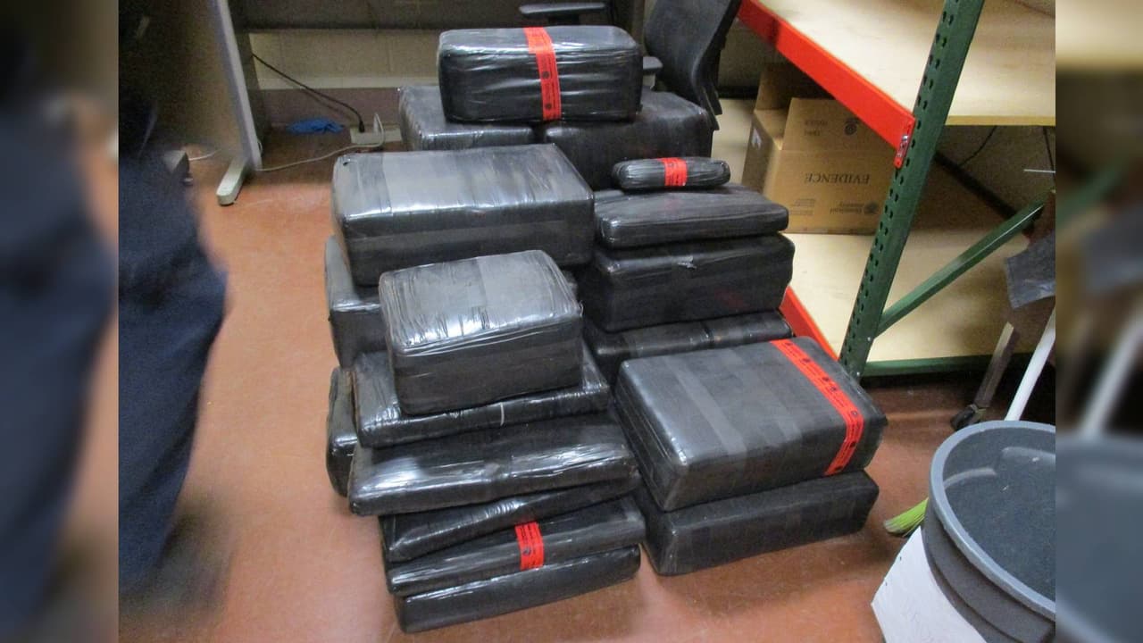 Incautan 8.8 millones de dólares en cocaína dentro de una camioneta 