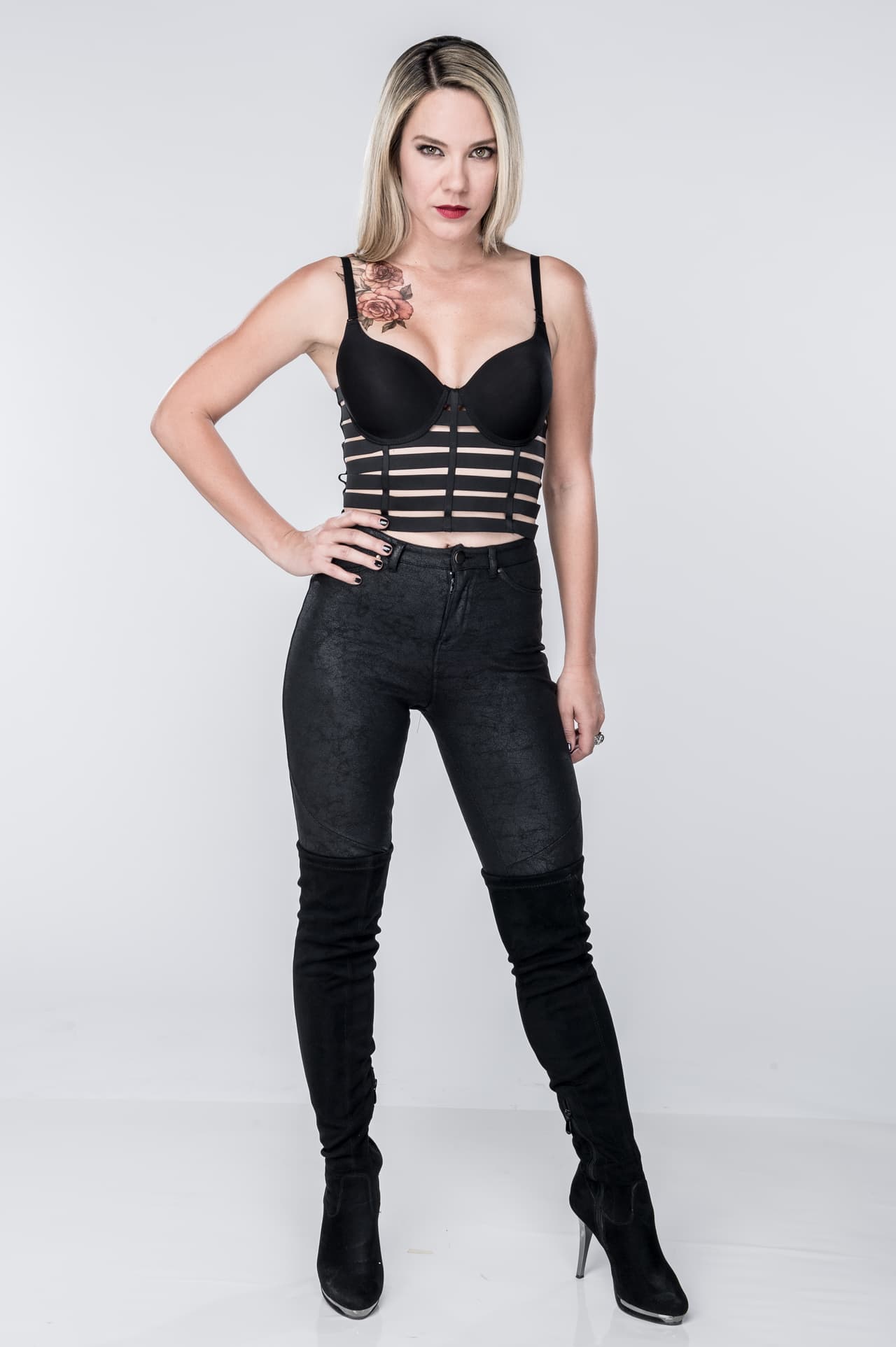 Irina Kilichenco (Ilza Ponko) es hija de Vasily Kilichenko. Una mujer extravagante, atractiva, muy hermosa, elegante y sofisticada. Es muy inteligente, una experta en tecnología y también es hacker. Le declarará la guerra a Yolanda en cuanto la conozca.
<br>