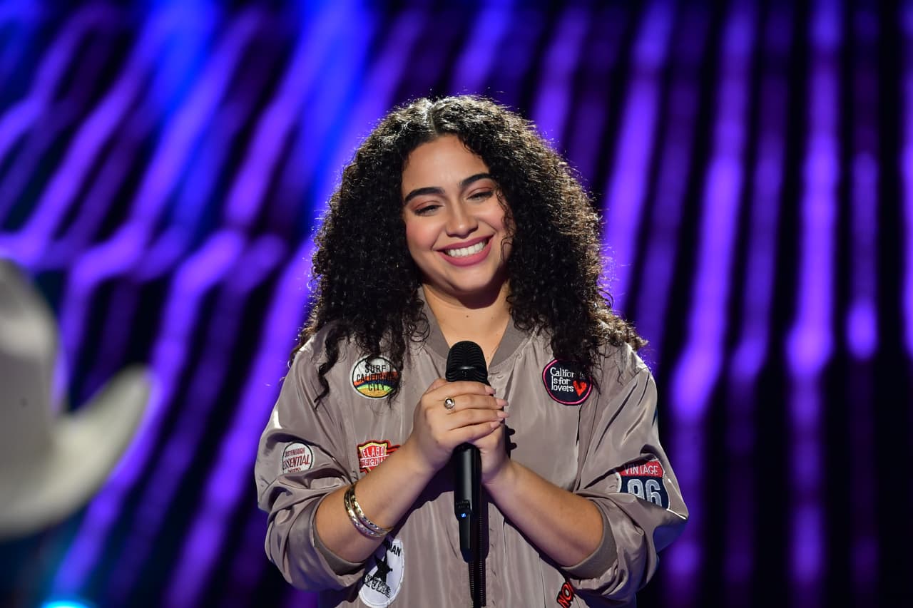 Jessica Nuñez se ganó el corazón del público y jueces en el primer show de Reina de la Canción, cuando relató que hace unos años perdió a sus padres.