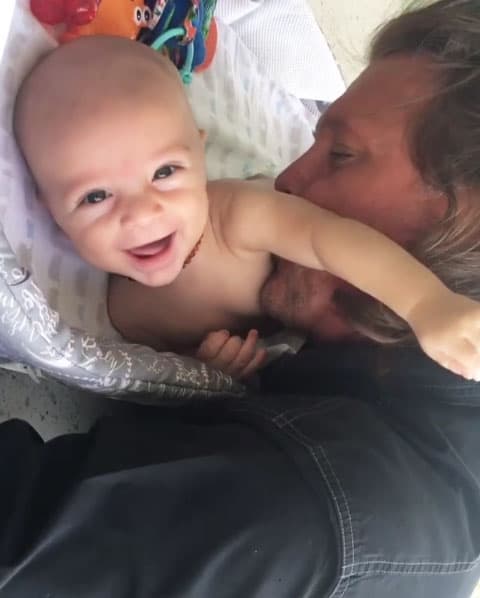 Desde que nació, el actor no ha dejado de compartir lindas imágenes de padre e hijo.