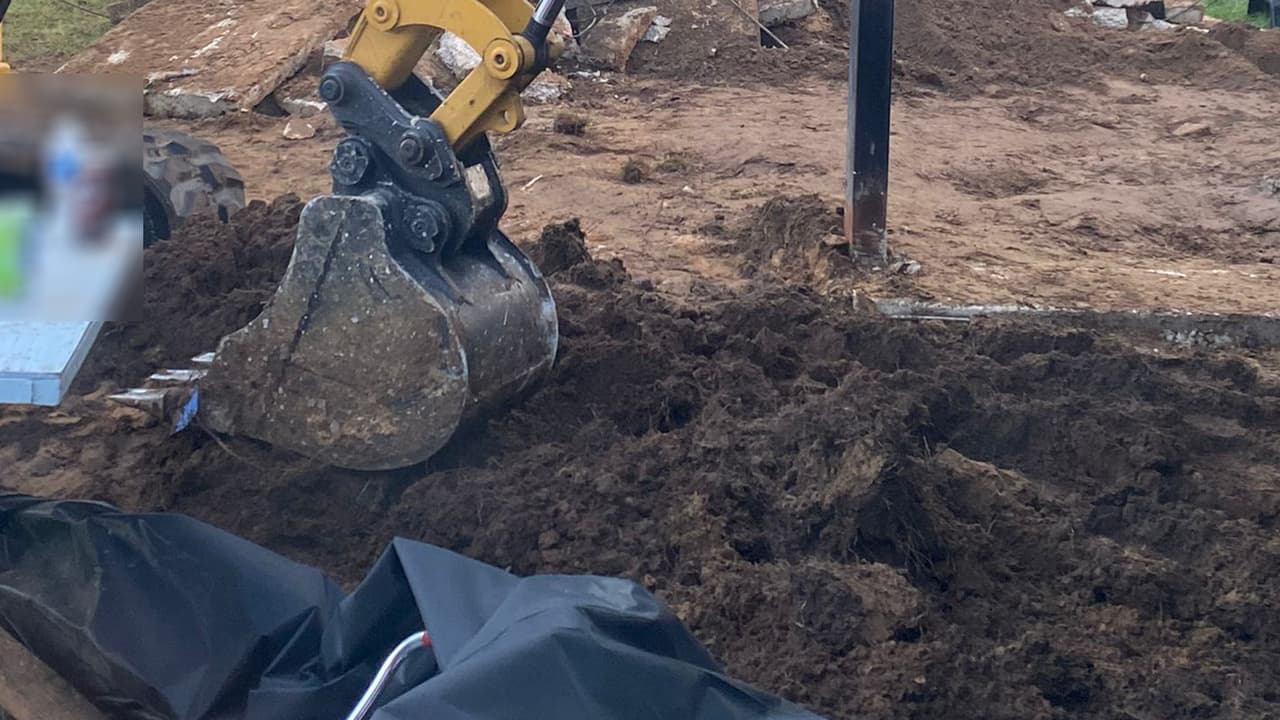 En las fotografías de nuestro equipo en la casa de la familia de Noel, se puede ver la manera en que 
<b>parte de la placa de concreto se redujo a pedazos</b>, mientras los agentes de la policía de Everman buscan algún rastro o pista sobre el niño, dentro de una investigación que maneja 
<a href="https://www.univision.com/local/dallas-kuvn/noel-rodriguez-nino-muerte-homicidio-cindy-rodriguez-everman" target="_blank">la hipótesis de que el pequeño <b>puede estar muerto</b></a>
<b>. </b>