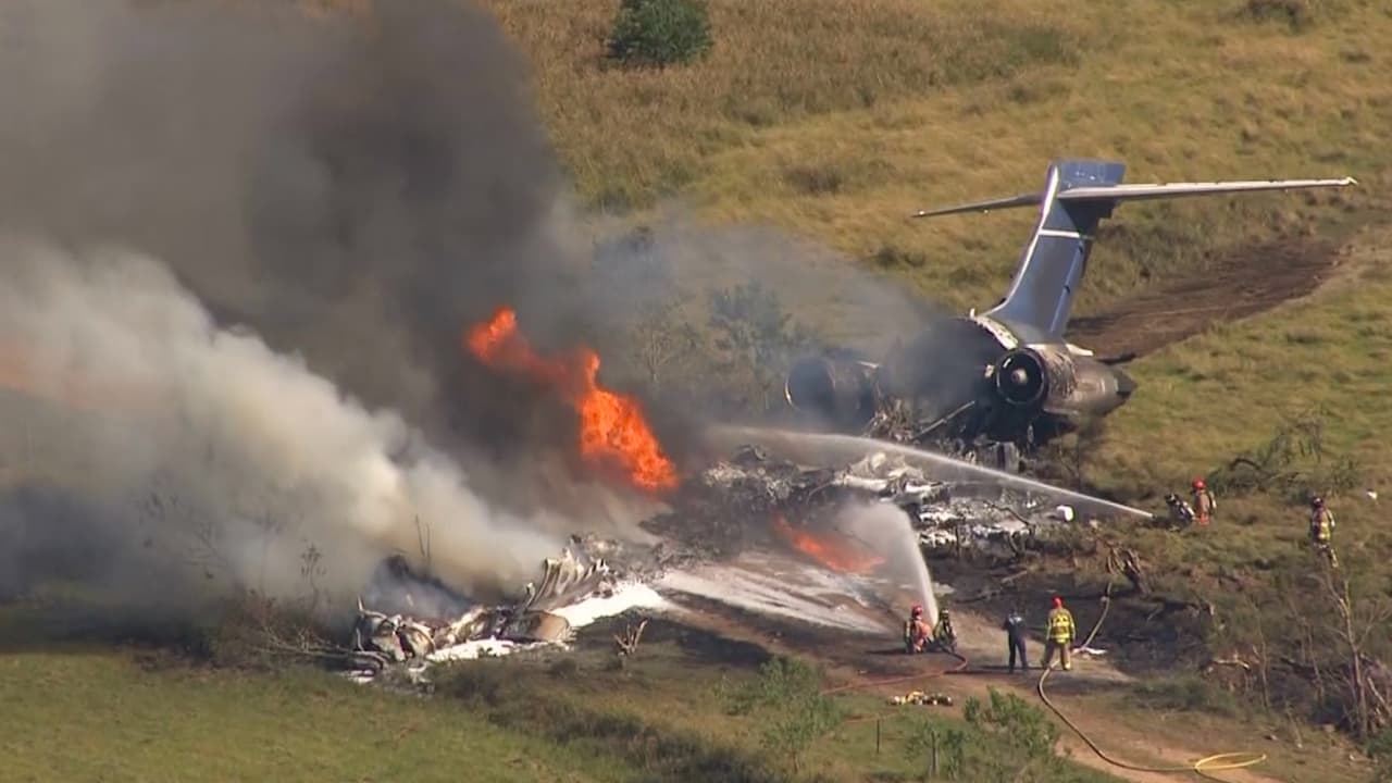 Avión se sale de la pista en el despegue, se incendia y todos a bordo (menos uno) salen ilesos