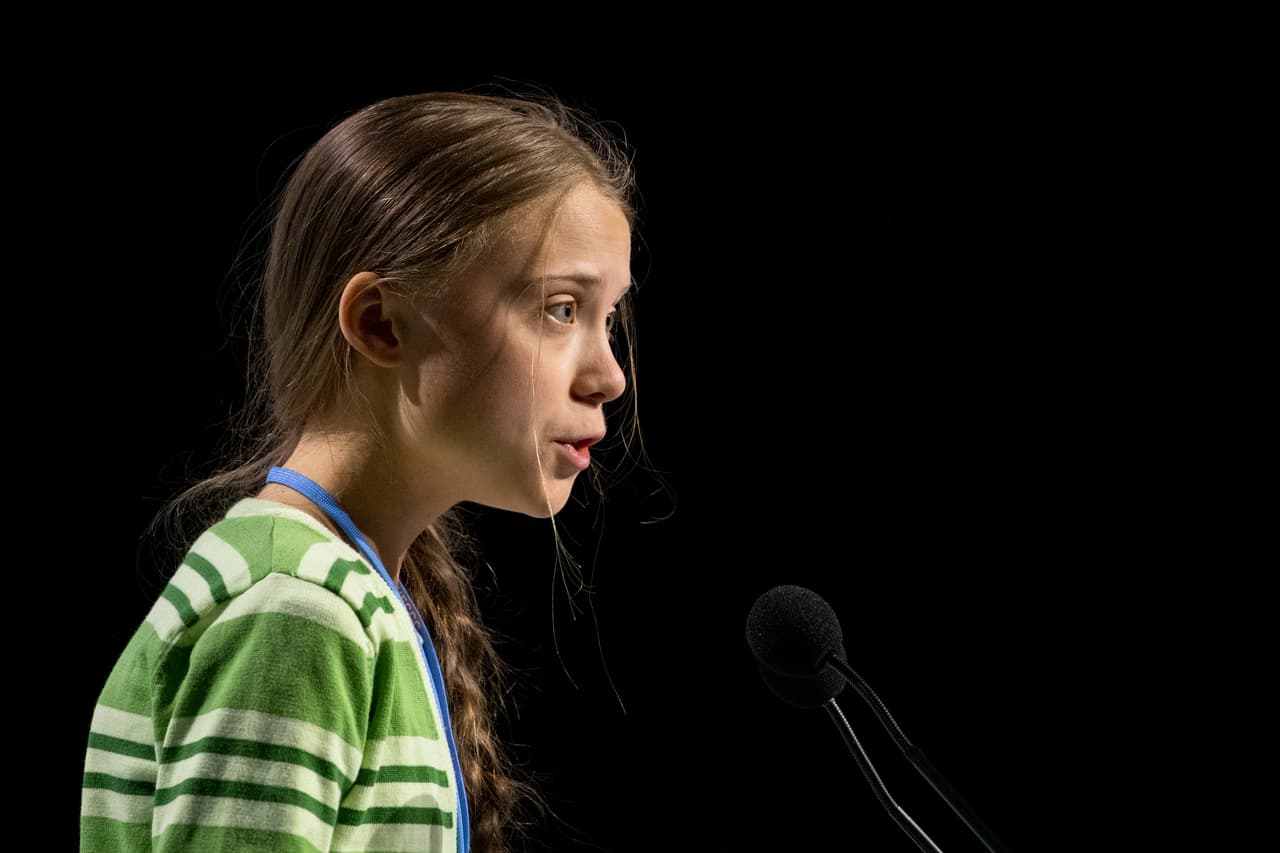 En el frente climático,
<b> el 'grito de guerra' fue liderado por jóvenes cuya cara más visible fue Greta Thunberg.</b> "No tenemos tiempo para dejar de lado la ciencia. No son opiniones, son cifras científicas y globales. ¿Cómo reaccionan ante estas cifras sin sentir pánico, al hecho de que no se está haciendo nada, sin sentirse enfadados, cómo comunican este mensaje sin mostrarse alarmistas? ¿Cómo lo hacen? Me gustaría saberlo", 
<b><a href="https://www.univision.com/noticias/medio-ambiente/como-reaccionan-ante-estas-cifras-sin-sentir-panico-la-pregunta-de-greta-thunberg-a-los-dirigentes-en-la-cumbre-del-clima">cuestionó la adolescente sueca que cumplirá pronto 17 años en la Cumbre del Clima COP25 celebrada en Madrid. </a></b>