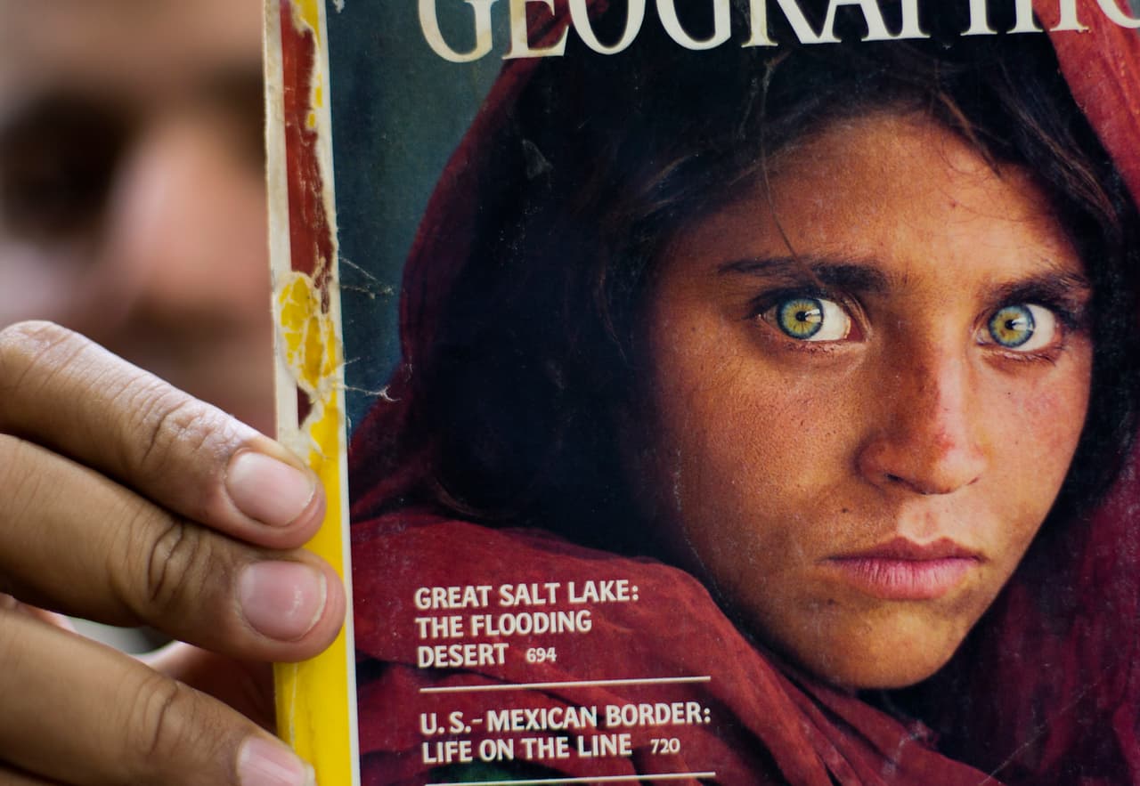 Afgana célebre por una icónica portada de la revista National Geographic llega a Italia como refugiada tras huir de los talibanes