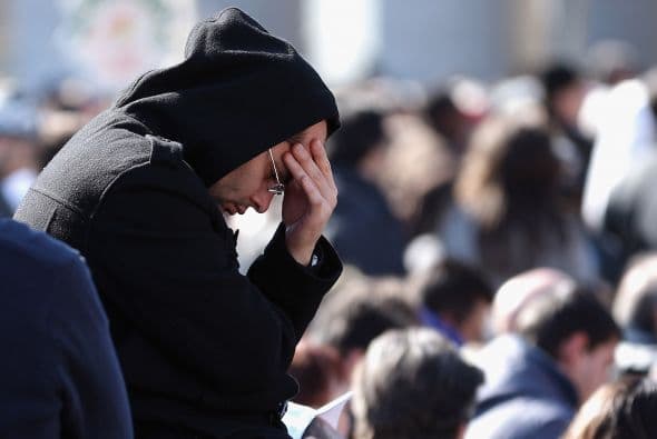 Un feligrés ora en la Plaza de San Pedro. Miles de peregrinos aplaudieron, vitorearon y rezaron por el Papa en el penúltimo día de su pontificado marcado por la controversia y los escándalos.