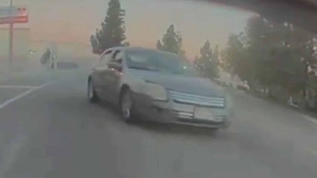 Buscan a conductor que se dio a la fuga tras arrollar a hombre en patineta en Panorama City